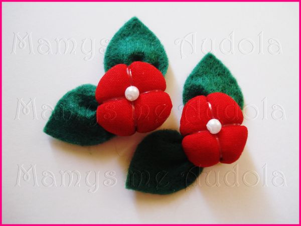 Flor de Fuxico na Folha Vermelho