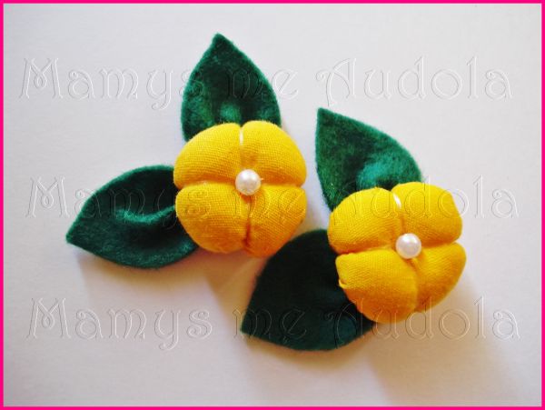 Flor de Fuxico na Folha Amarelo