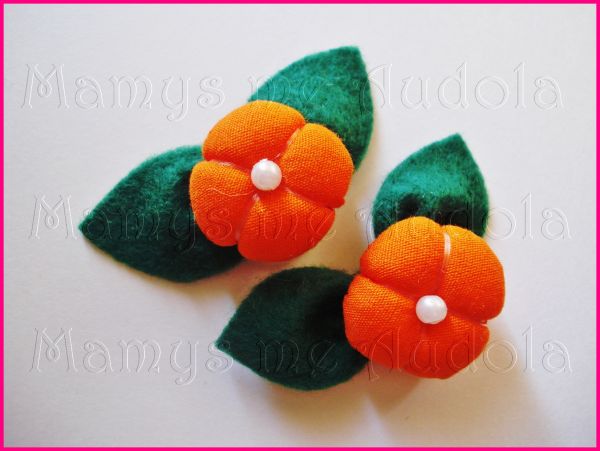 Flor de Fuxico na Folha Laranja